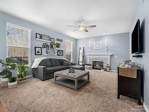 4th image of 761 W Castlebury Cir