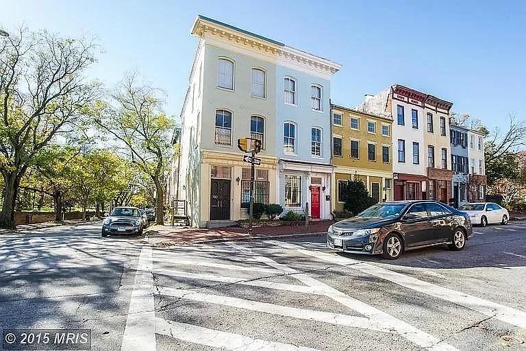 Corner unit facing park