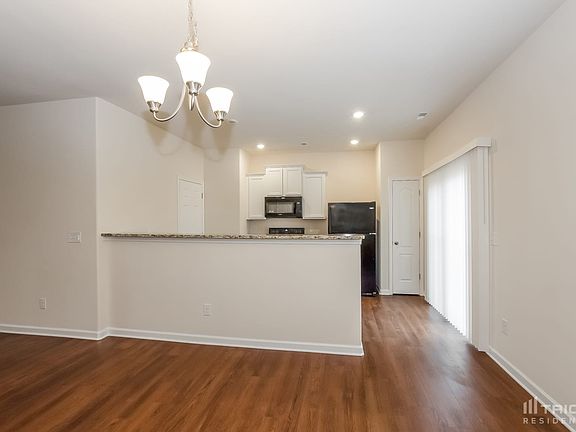 5th image of 824 Joselynn Dr