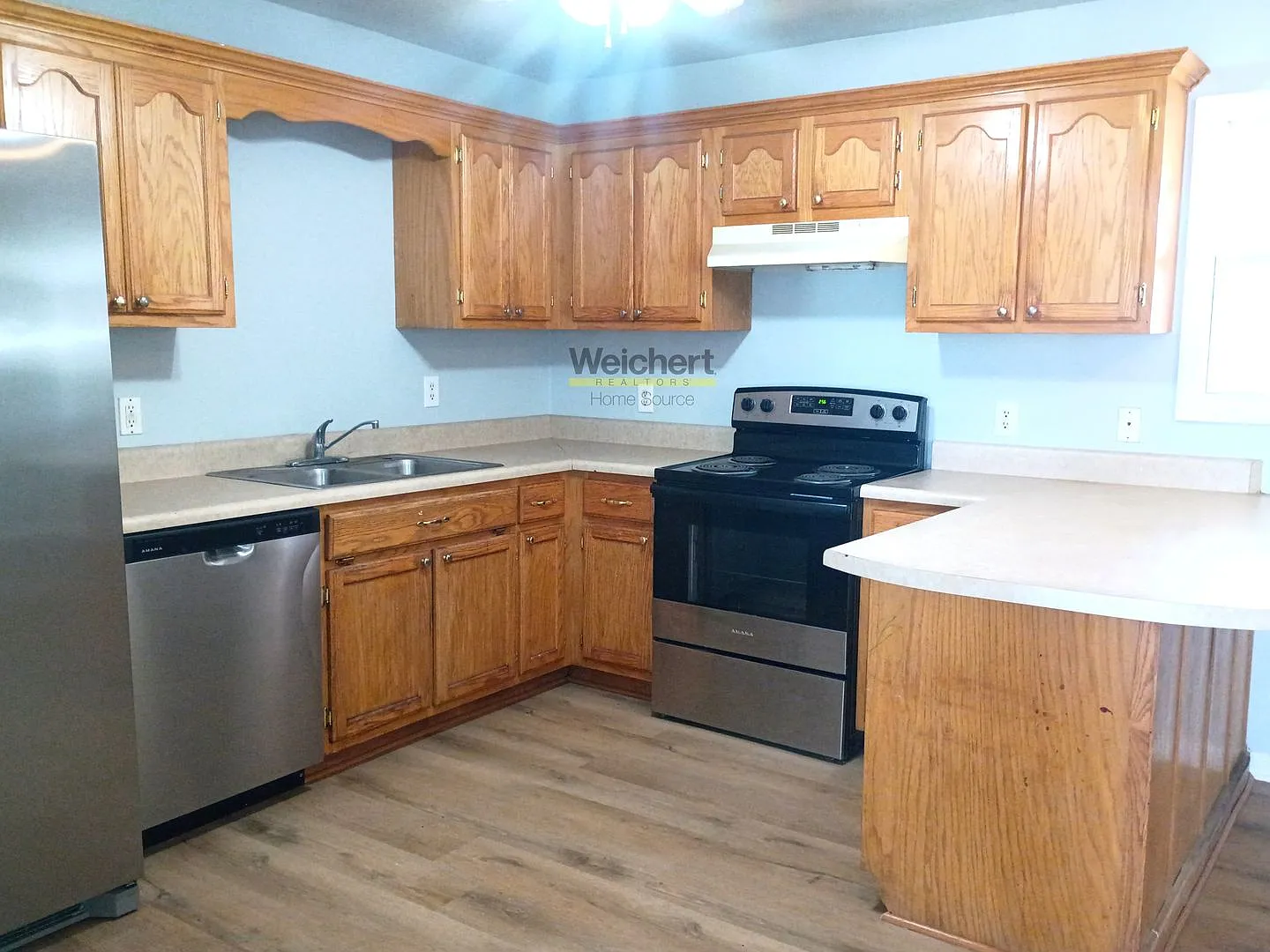 Freshly Remodeled 3BR/2BA with Carport & Spacious Backyard — Photo 4