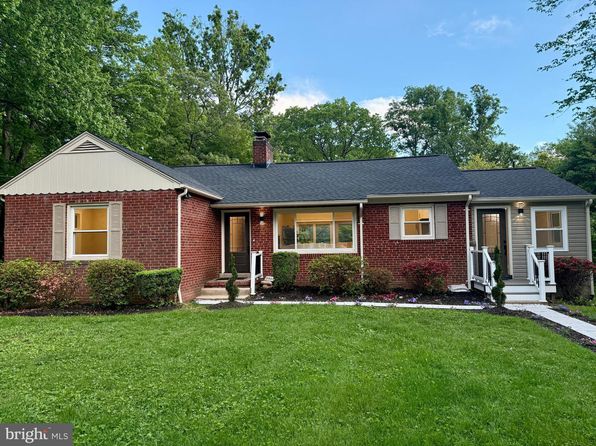 9905 Stoughton Rd, Fairfax, VA 22032