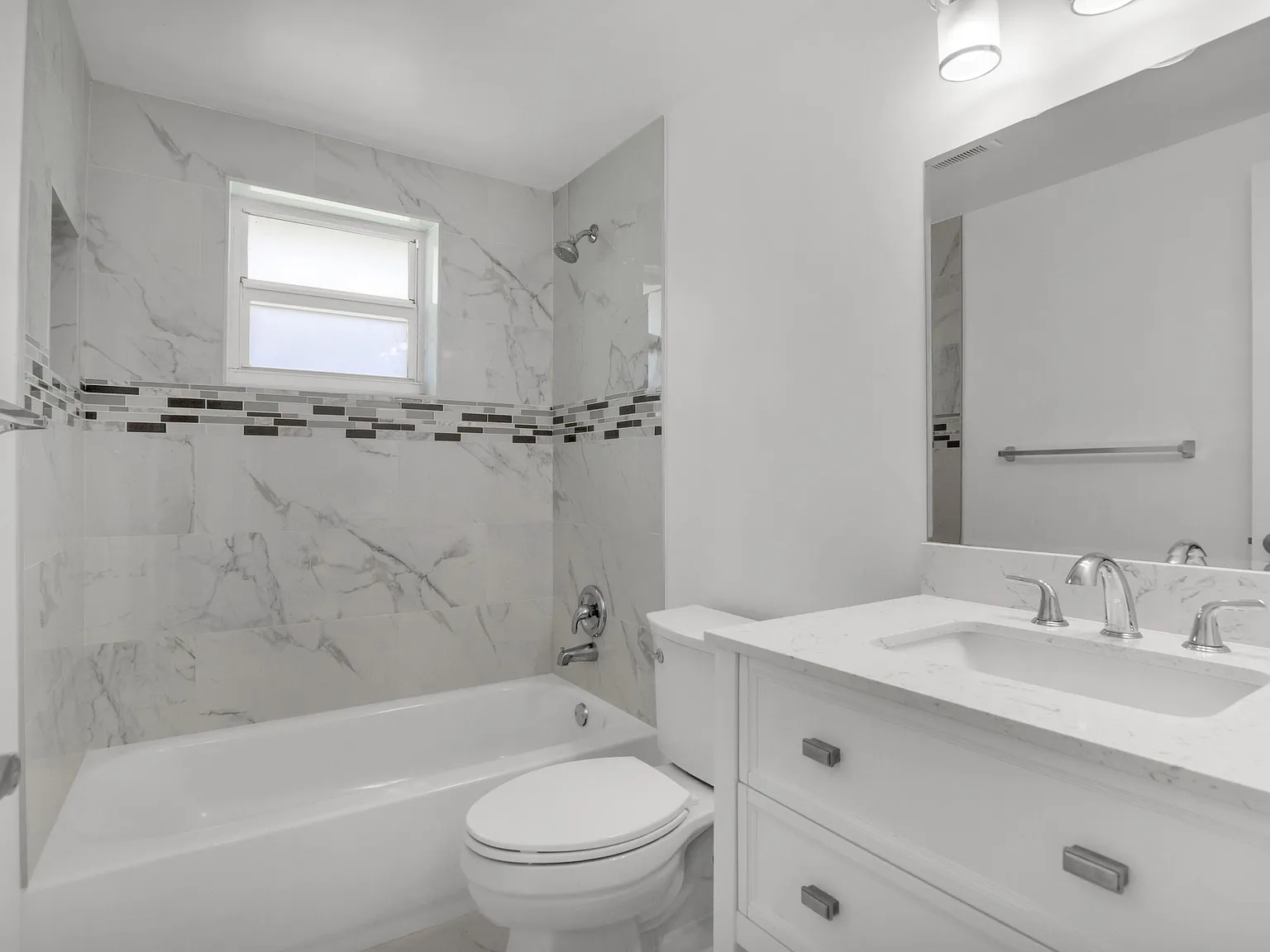 2 bed, 1.0 bath, 900 sqft, $2,200 — Photo 2
