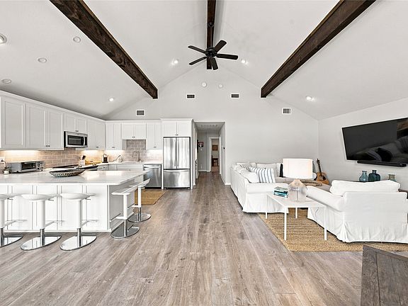 5th image of 104 Doering Bay Cir
