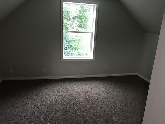 3rd image of 1902 University Dr SE