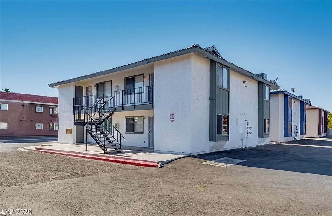 2 bed, 2.0 bath, 3870 sqft, $1,385 — Photo 2