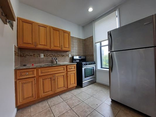 5th image of 518 Willoughby Ave APT 3E