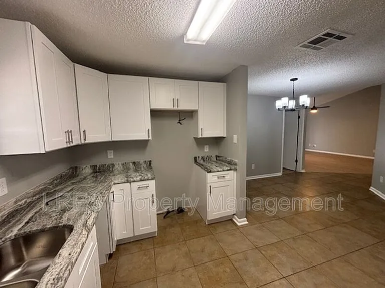 1004 Stout Ct — Photo 12