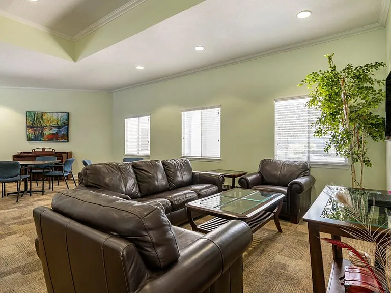 Courtney Manor Apartments — Photo 6