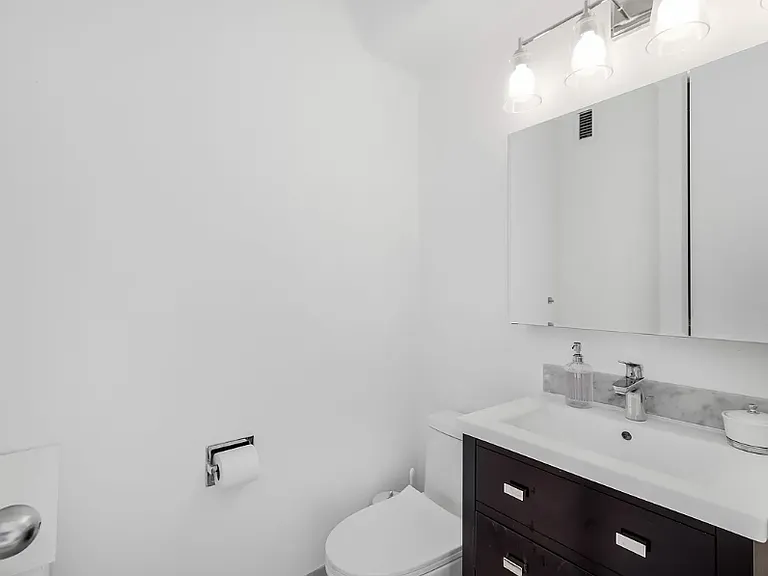 235 E 40th St #28G — Photo 8