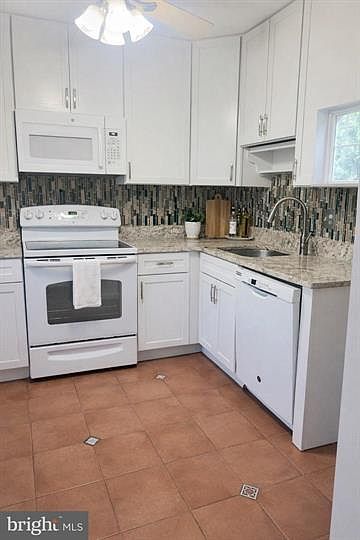 Eat-in kitchen with electric stove, dishwasher, refrigerator, disposal and large pantry