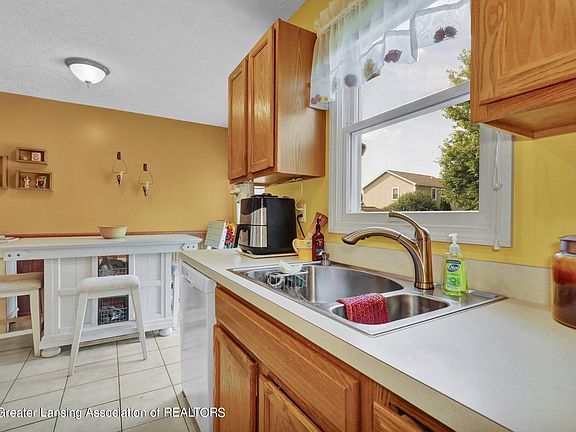 3rd image of 5330 Fairbanks