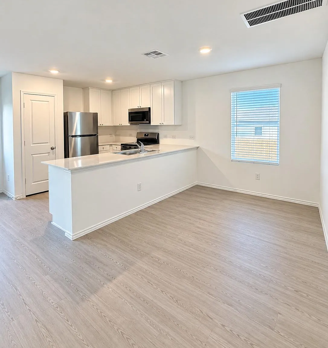 4 bed, 2.5 bath, 1954 sqft, $1,900 — Photo 3
