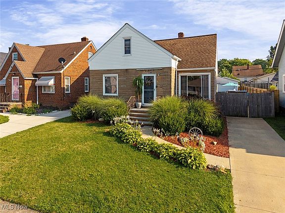 3rd image of 5811 Laverne Ave