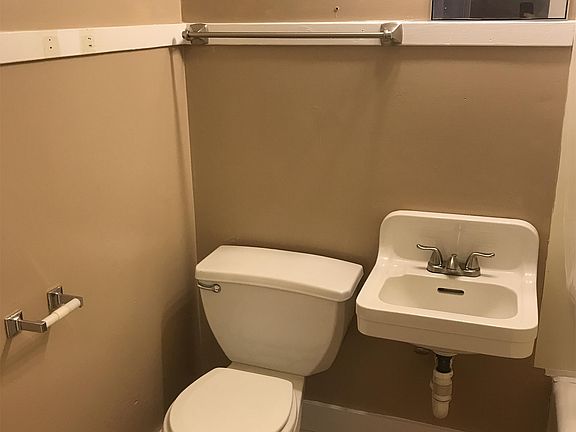 5th image of 107 1/2 W Salem Ave APT 1
