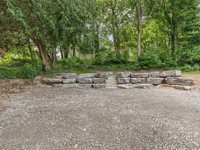 106 Wellington Rd — Photo 37