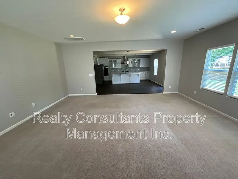 4 bed, 2.5 bath, 3984 sqft, $2,450 — Photo 3