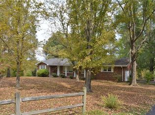 1001 Woodmont Dr, Dickson, TN 37055