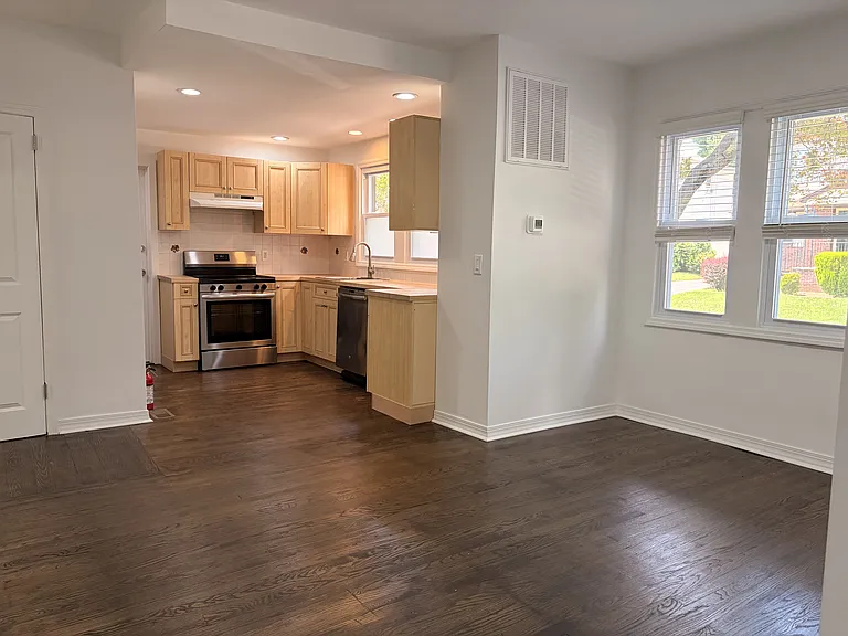 298 Farrant Ter — Photo 5