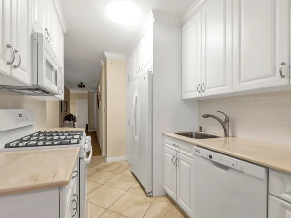 269 Grand Central Parkway image 7 of 25