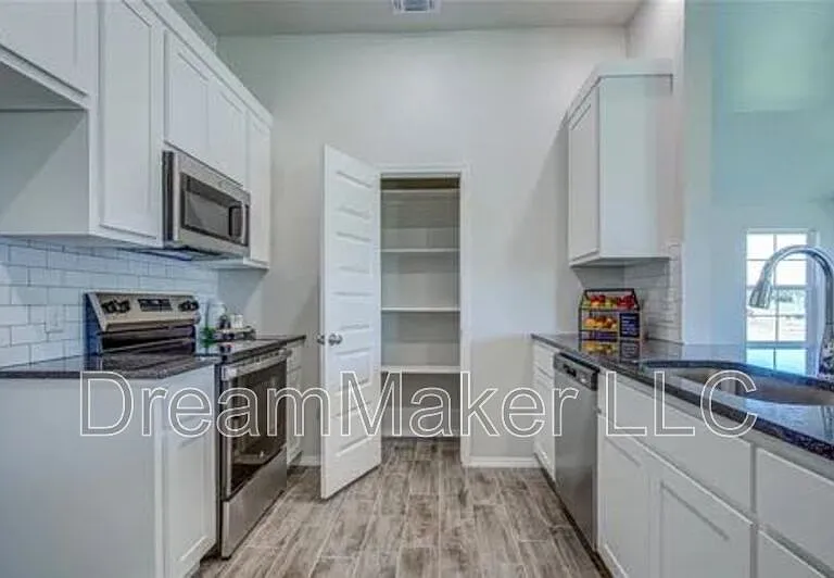 2401 S 28th Ter — Photo 14