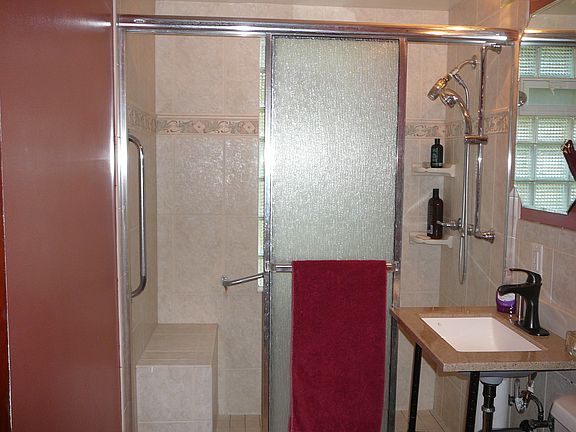 Main bath w/walk-in shower