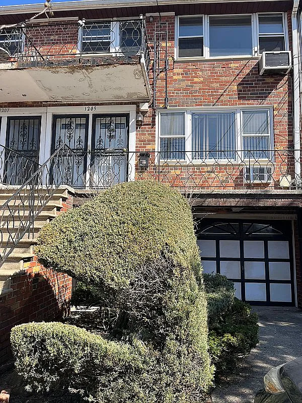 1209 E 66th St photo 1