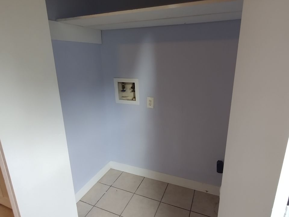 washer/dryer hookup closet