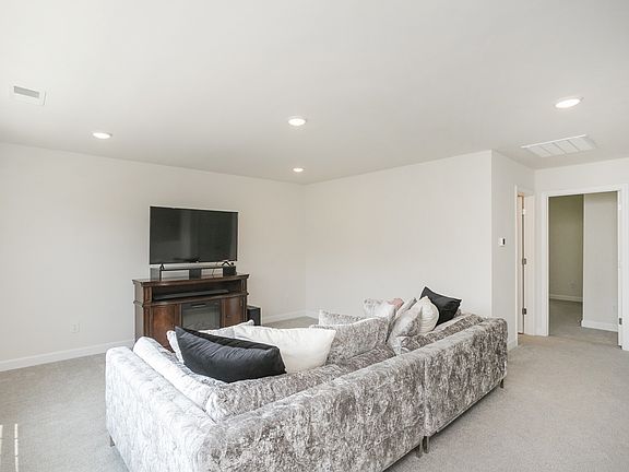 4th image of 264 Blackpool Dr