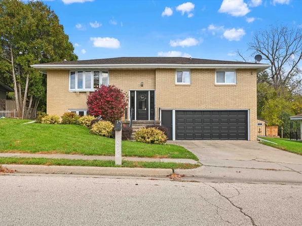 1695 Lori St, Dubuque, IA 52001