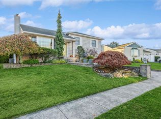 81 Dartmouth Dr, Hicksville, NY 11801