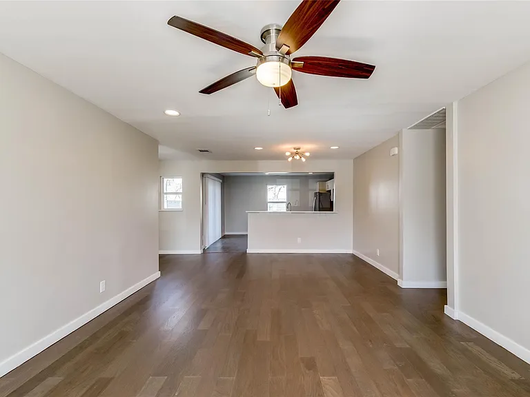 4702 Bandera Rd — Photo 2