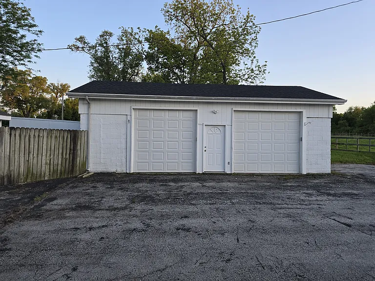 929 E Blue Ridge Blvd — Photo 40