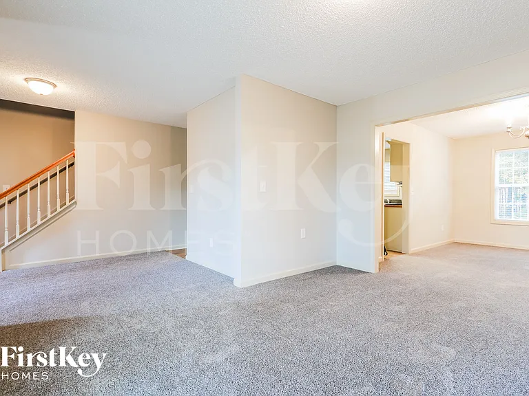 894 Hawk Creek Trl — Photo 4
