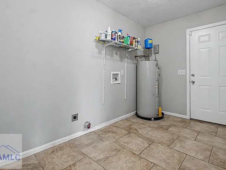 401 E Banks St — Photo 8