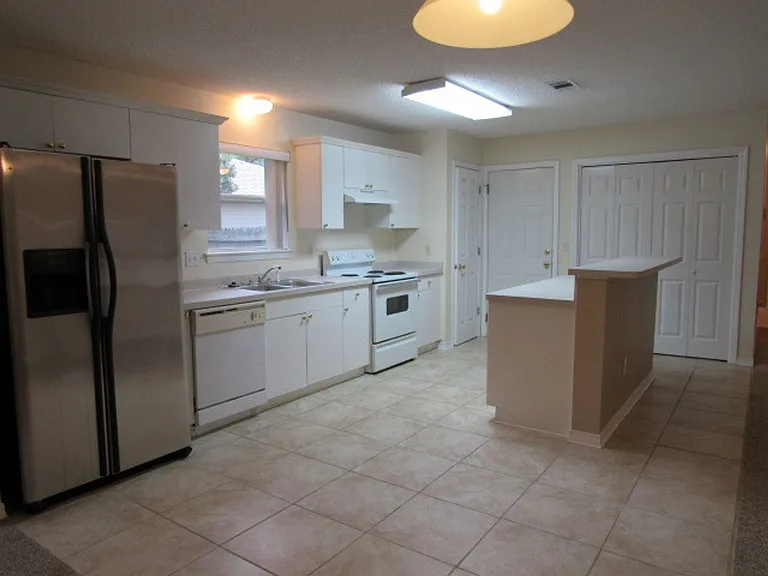 1093 Antigua Cir — Photo 4