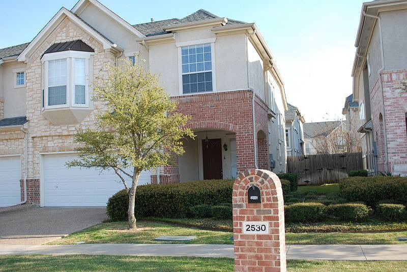Beautiful home, Manicured weekly by HOA. BBay window in 2nd Bedroom