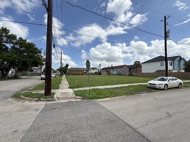 2nd image of 2323 Everett St