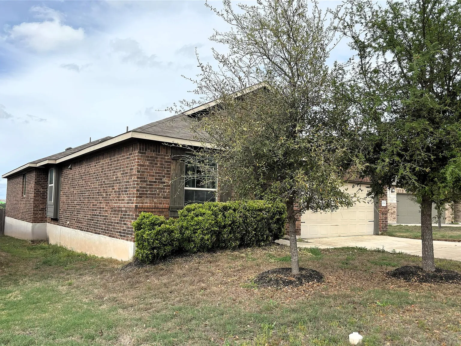 3 bed, 2.0 bath, 2334 sqft, $2,300 — Photo 3