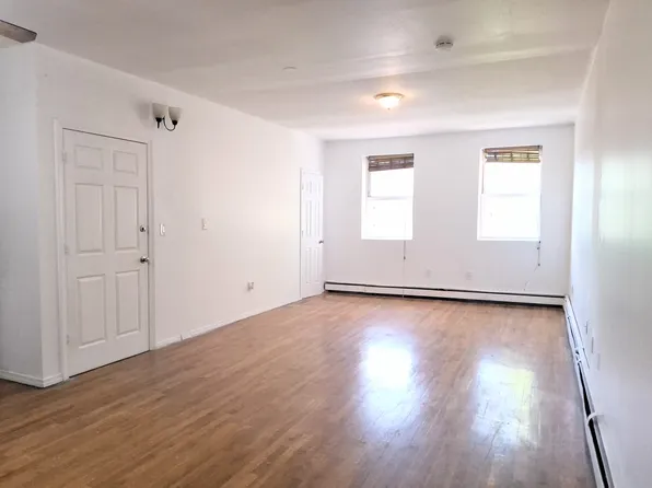 434 Lexington Avenue image 1 of 19