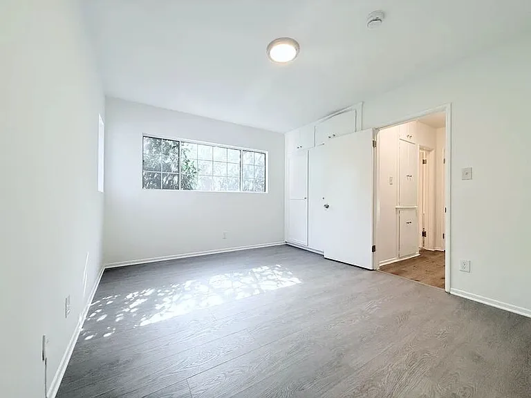 10565 Camarillo St — Photo 21
