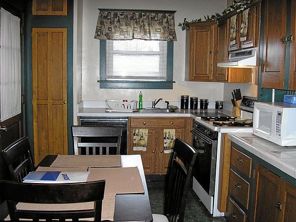 Eat In Kitchen w/beautiful cabinets
