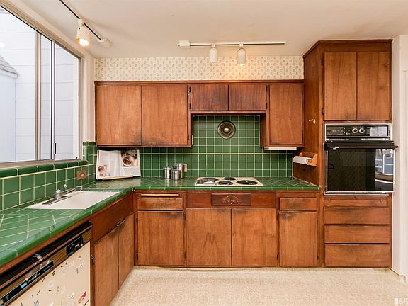 5th image of 2424 Quintara St