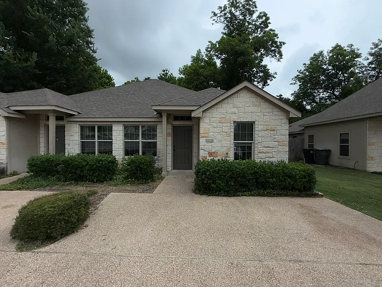 1002 Ferrara Cir #B — Photo 2