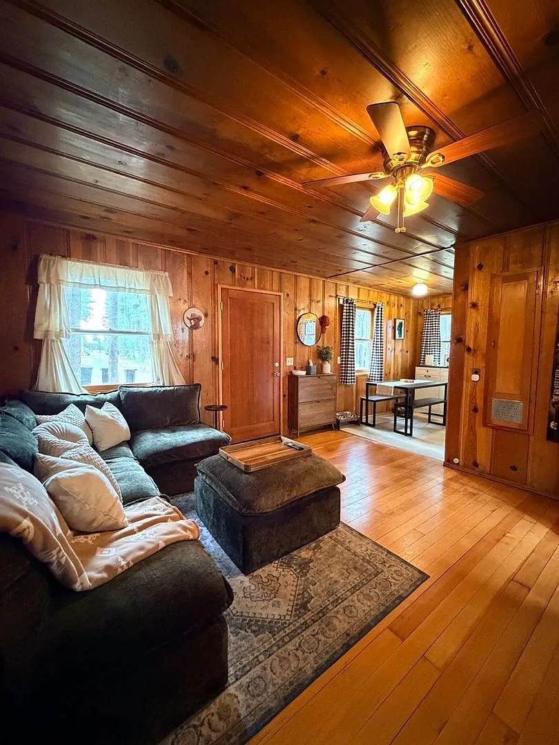 Cozy 2 Bedroom Dog Friendly Cabin with Fully Fenced Yard in South Lake Tahoe — Photo 3