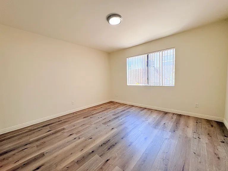1049 Winchester Ave — Photo 12