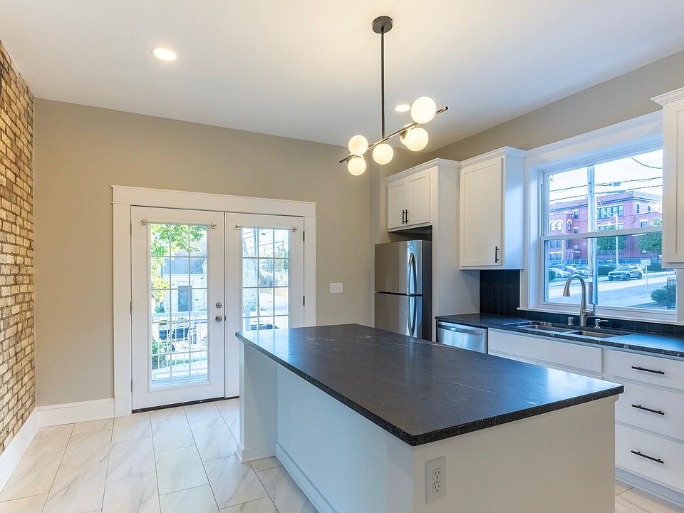 1st image of 2581 S Kinnickinnic Ave #1