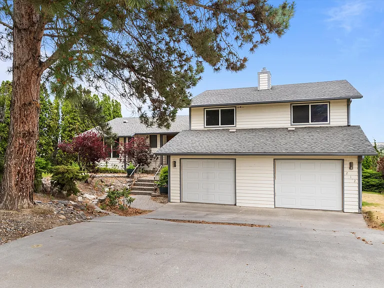 212 Edgewood Dr — Photo 3