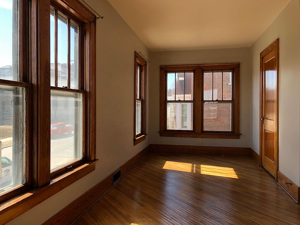 Sunny front room with a view!