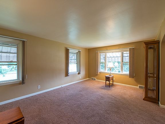 3rd image of 3800 S Kinnickinnic Ave