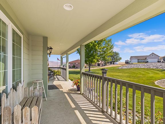 4th image of 718 Talons Ct